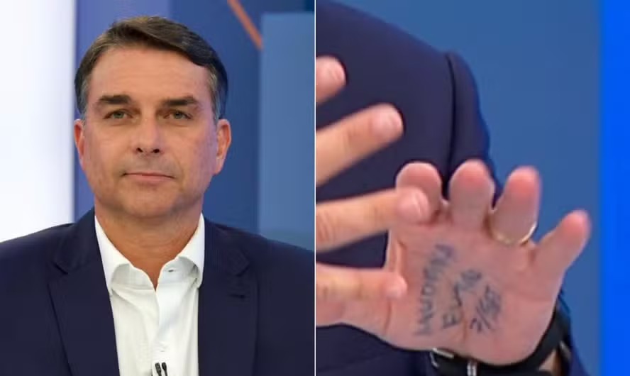 Flávio Bolsonaro vai à TV Globo com ‘cola’ na mão e dá entrevista pífia; candidato escreveu ‘Mudança’, ‘Futuro’ e ‘7/set’ na palma Flávio Bolsonaro vai à TV Globo com ‘cola’ na mão e dá entrevista pífia; candidato escreveu ‘Mudança’, ‘Futuro’ e ‘7/set’ na palma