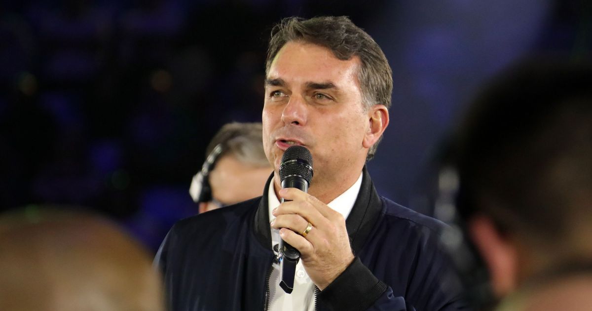 Jantar de Flávio Bolsonaro com empresários gera desconfiança Jantar de Flávio Bolsonaro com empresários gera desconfiança