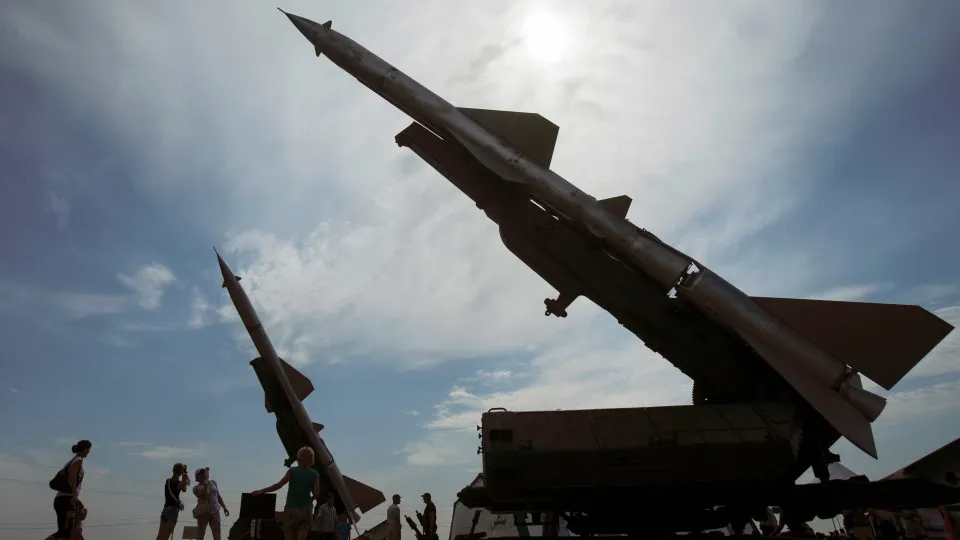 Reino Unido promete ajudar Ucrânia a fazer mísseis; Rússia ameaça