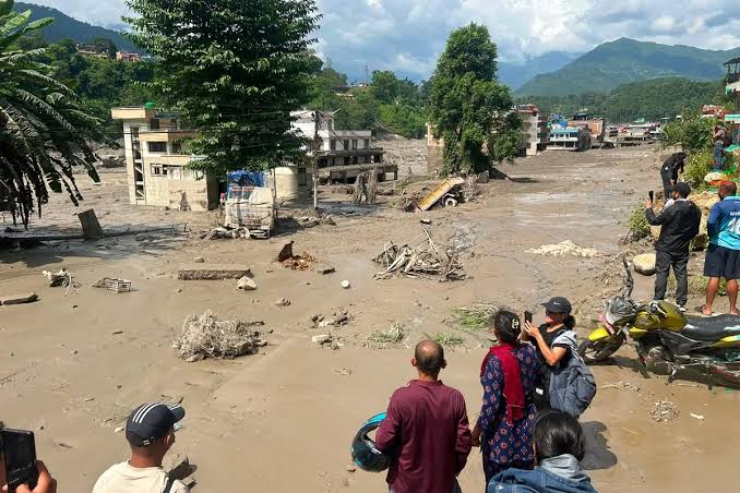 Enchentes e deslizamentos deixam mais de 160 mortos e centenas de desaparecidos no Nepal e no Tibete