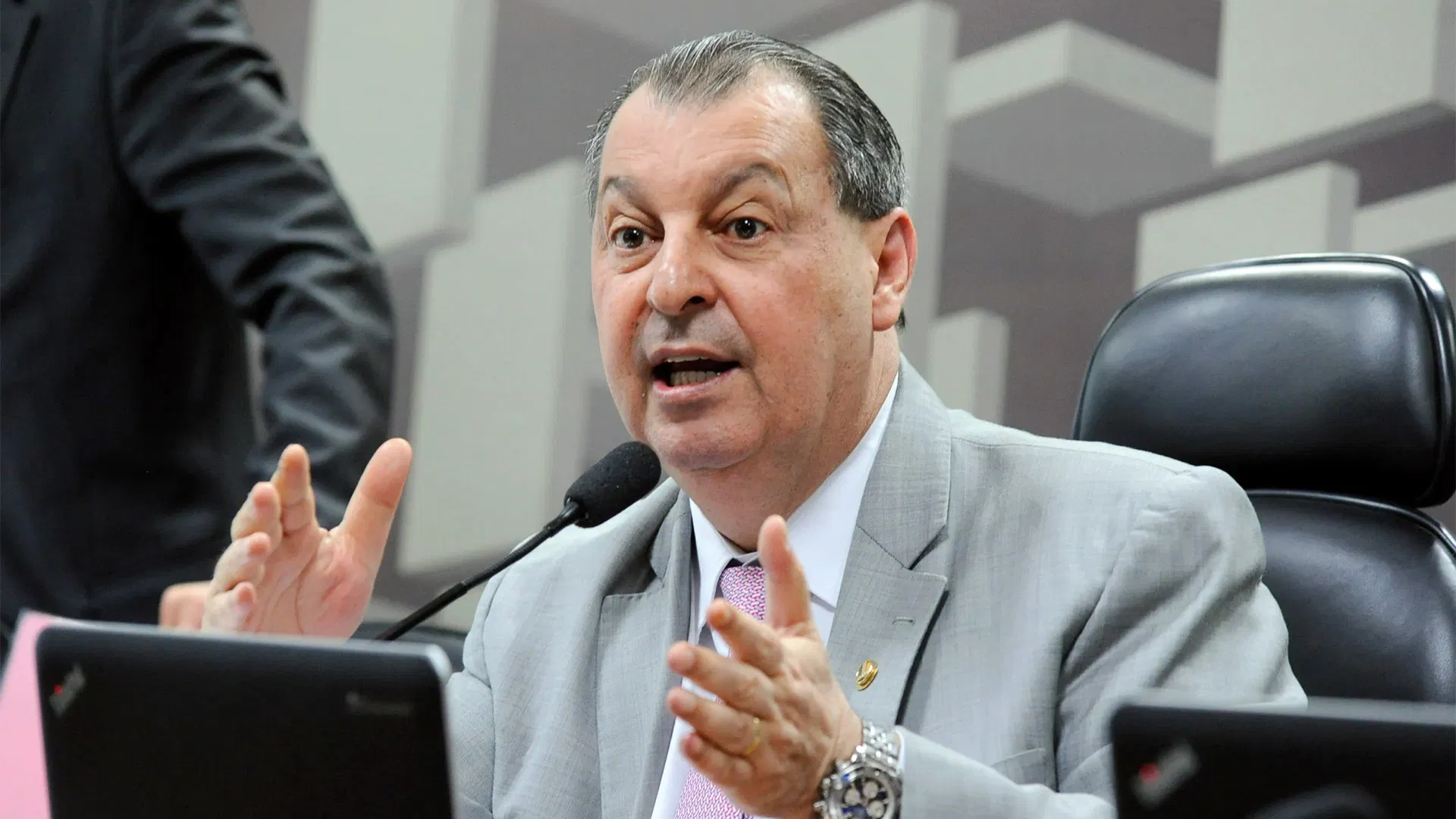 Senador rejeita emendas e entrega relatório e fim da 6×1