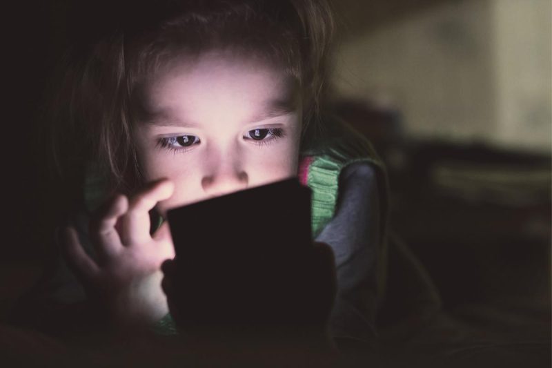 Excesso de celular causa TDAH? Entenda o impacto das telas no cérebro das crianças