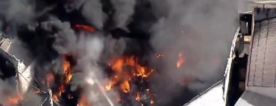 Incêndio atinge fábrica de insumos para tintas em Cumbica, em Guarulhos