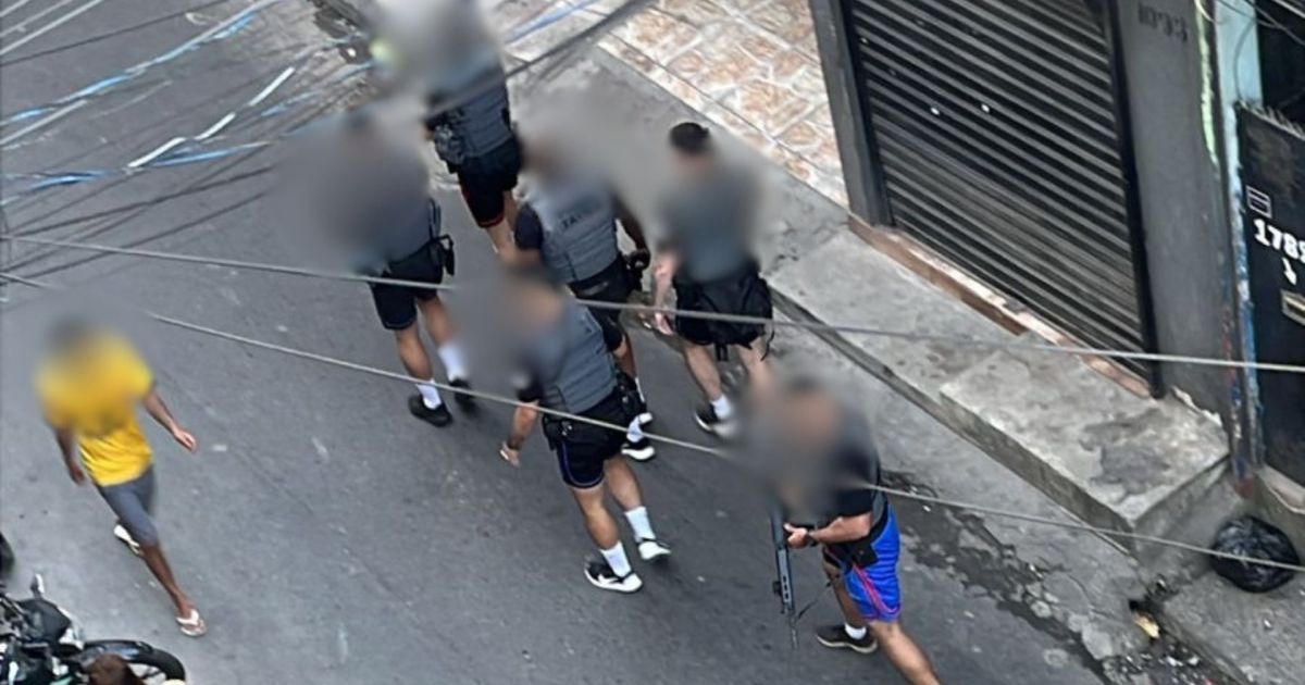 Confronto em Paraisópolis tem viaturas atingidas por disparos