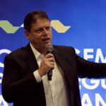 Tarcísio nega afastamento de Flávio e afirma que seguirão juntos: ‘Vamos continuar levantando a bandeira’
