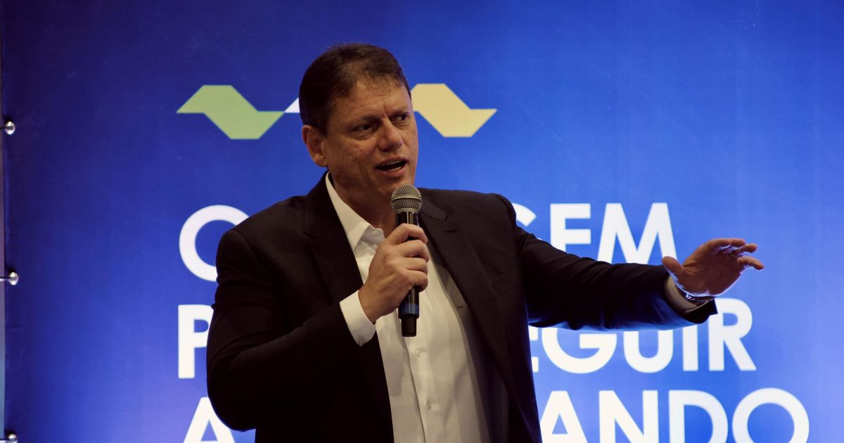 Tarcísio nega afastamento de Flávio e afirma que seguirão juntos: ‘Vamos continuar levantando a bandeira’