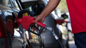 Encher o tanque com etanol em vez de gasolina traz economia de 39%, aponta IPTL