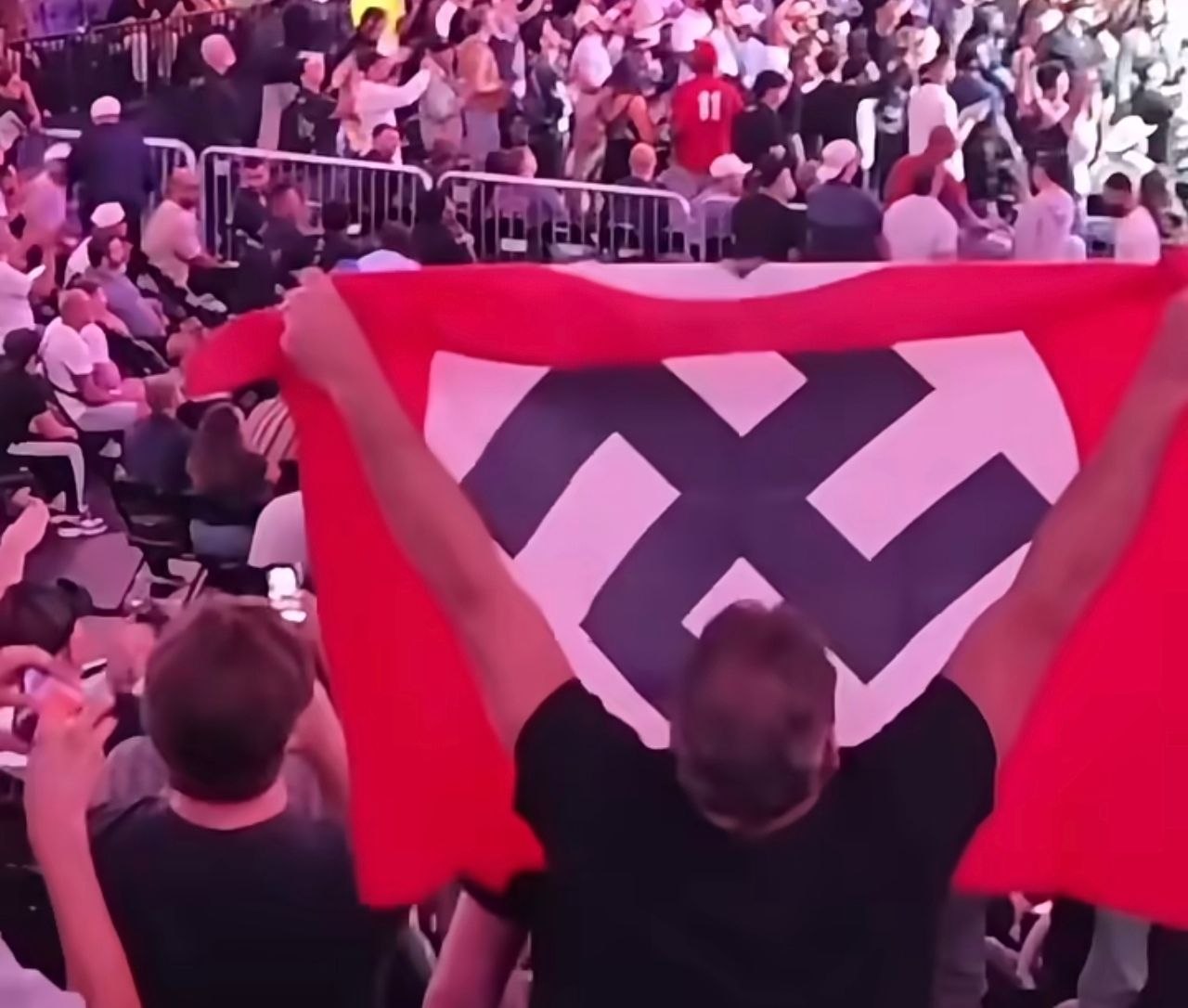 Neonazistas exibem bandeira com suástica em ginásio nos EUA e são aplaudidos; jovem que reagiu foi agredido
