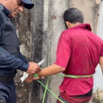 Suspeito de atacar estudantes é espancado e amarrado a poste