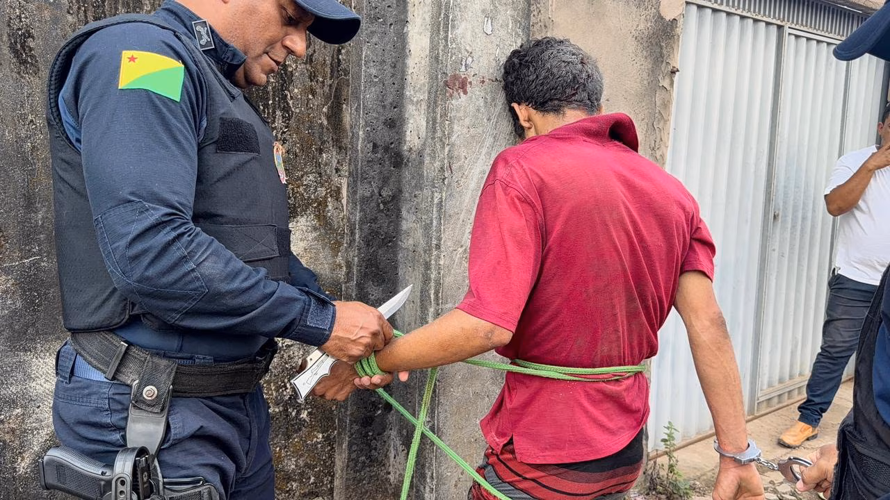 Suspeito de atacar estudantes é espancado e amarrado a poste