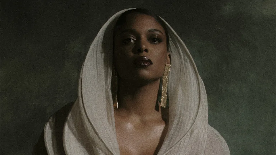 THAMI apresenta ‘RELEVURAS’ com participação especial de Luedji Luna