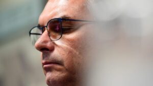 PT pede cassação de Flávio Bolsonaro no Conselho de Ética do Senado por financiamento do filme Dark Horse com pagamentos de Vorcaro