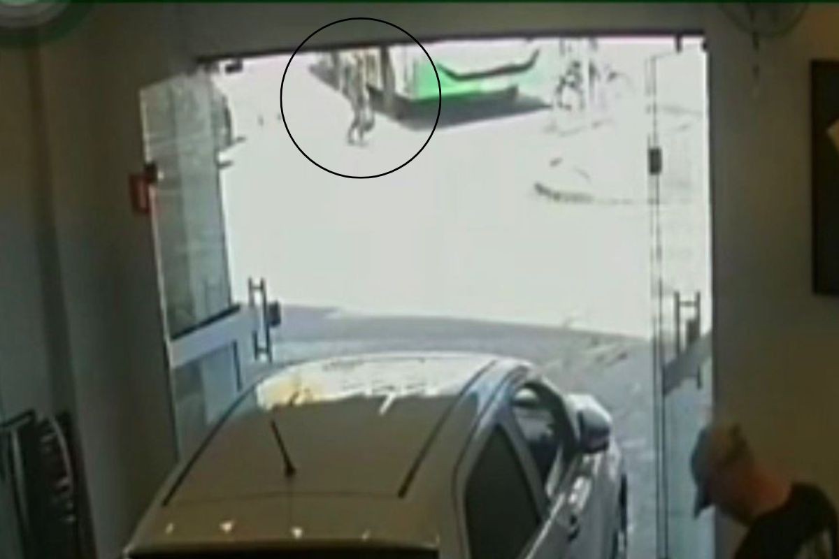 Mulher fica ferida após ser atropelada por ônibus no litoral de SP; VÍDEO