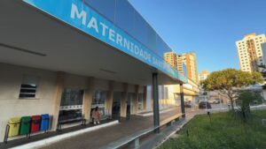 Maternidade Santa Isabel substitui placa sobre direito à cesariana após divergência com lei estadual em Bauru