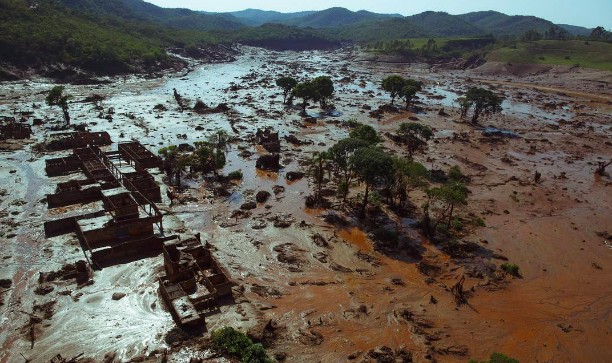 Samarco e três gerentes da mineradora são condenados por tragédia de Mariana