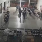 Grupo quebra fachada de concessionária e furta mais de R$ 3 mil em capacetes em Pederneiras; VÍDEO