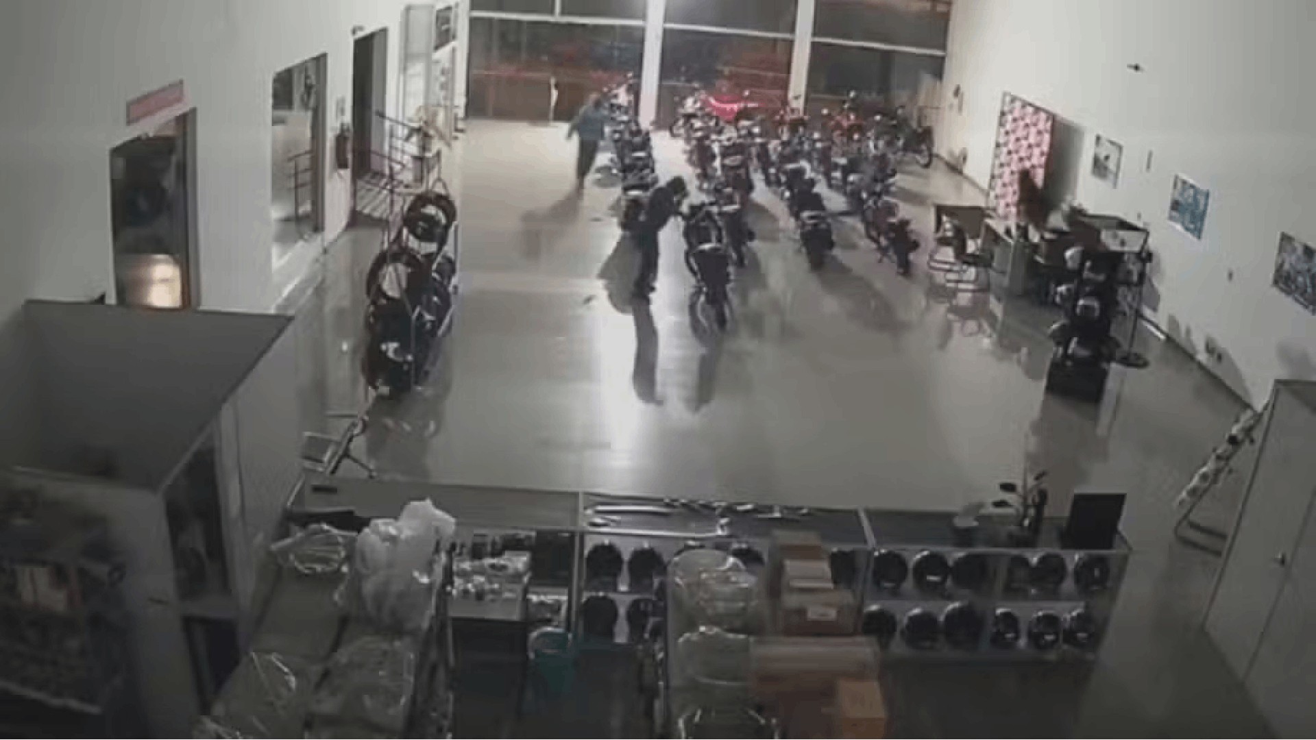 Grupo quebra fachada de concessionária e furta mais de R$ 3 mil em capacetes em Pederneiras; VÍDEO Grupo quebra fachada de concessionária e furta mais de R$ 3 mil em capacetes em Pederneiras; VÍDEO