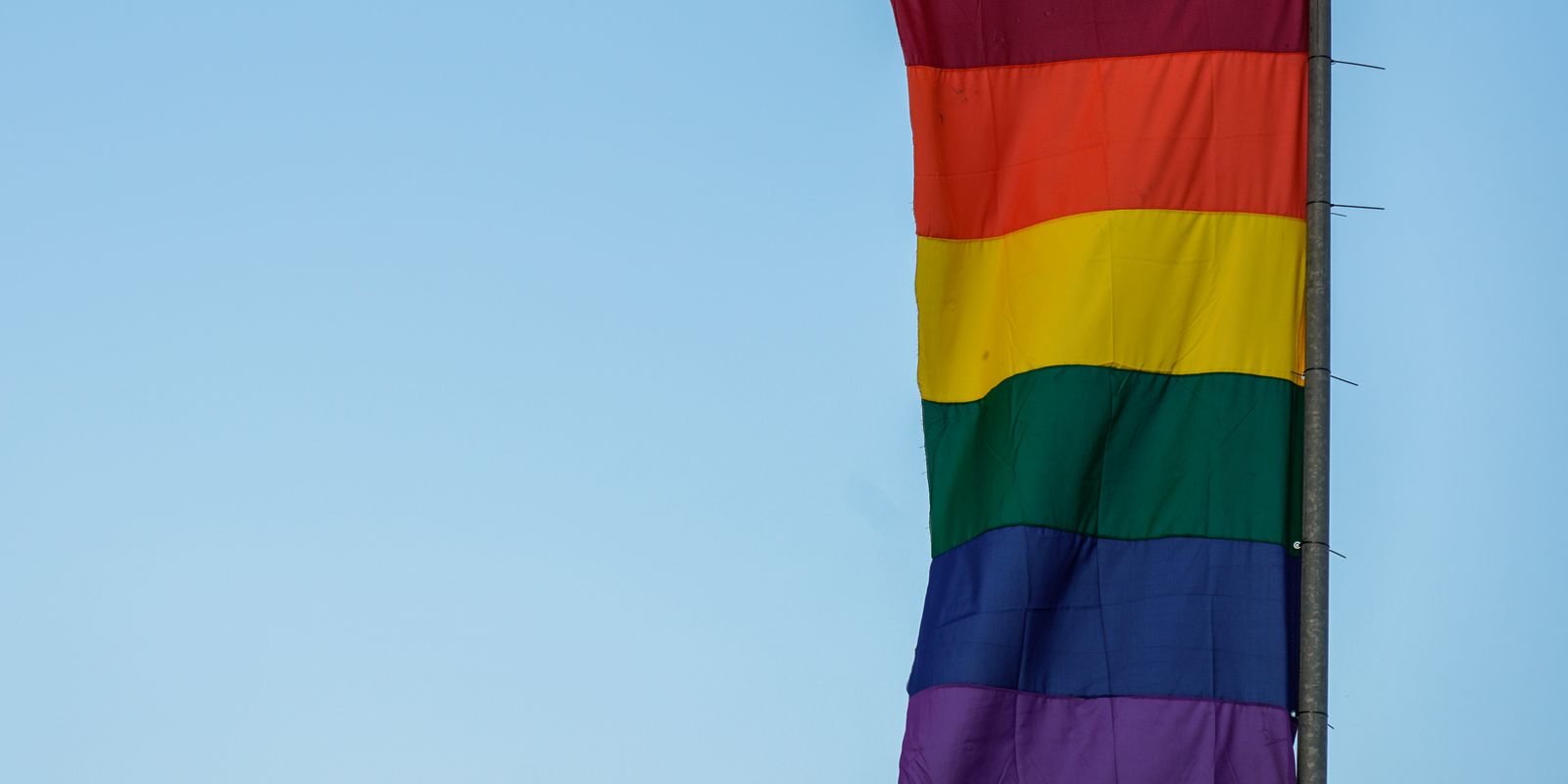 Justiça condena pais a indenizar filho expulso por orientação sexual