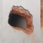 Criminosos abrem buraco em parede e furtam R$ 100 mil em peças de joalheria no interior de SP