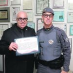 João Carlos Dias recebe homenagem do comandante do 43º Batalhão da Polícia Militar