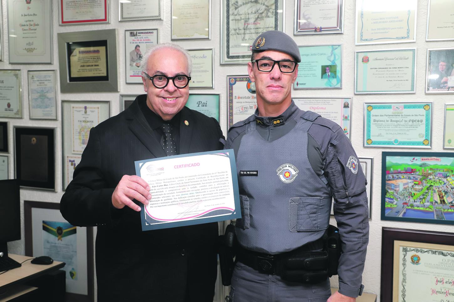 João Carlos Dias recebe homenagem do comandante do 43º Batalhão da Polícia Militar João Carlos Dias recebe homenagem do comandante do 43º Batalhão da Polícia Militar