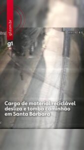 Carga com 'big bags' de material reciclável desliza e faz caminhão tombar em Santa Bárbara; VÍDEO
