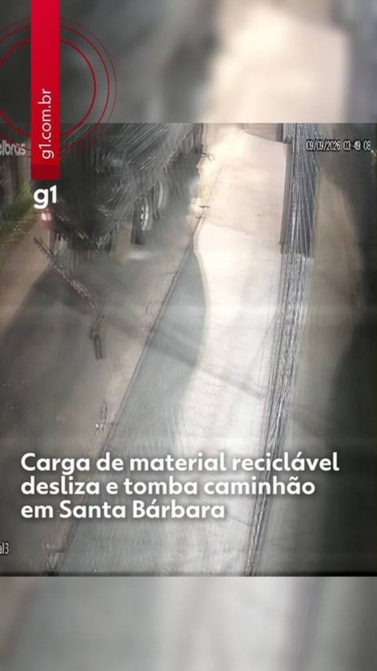 Carga com 'big bags' de material reciclável desliza e faz caminhão tombar em Santa Bárbara; VÍDEO Carga com 'big bags' de material reciclável desliza e faz caminhão tombar em Santa Bárbara; VÍDEO