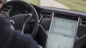 Homem perseguiu ex através do sistema informático do seu Tesla