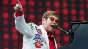 Por que Elton John utilizou cadeira de rodas ao sair do Rio de Janeiro?