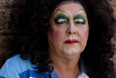 Agricultor do Paraná é retratado pelo filho como drag queen em exposição em SP Agricultor do Paraná é retratado pelo filho como drag queen em exposição em SP