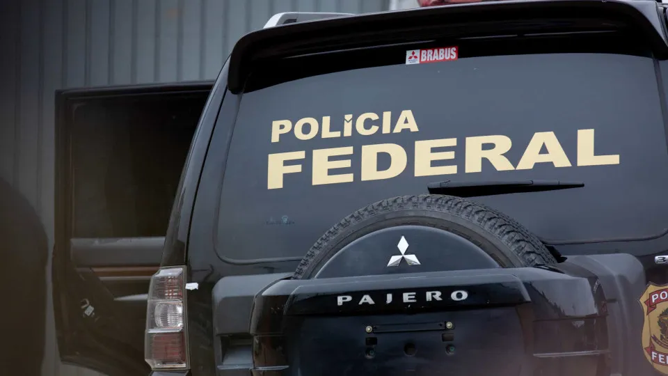 Operação sobre ‘Dark Horse’ mira emendas para filme e apreende armas, diz PF Operação sobre ‘Dark Horse’ mira emendas para filme e apreende armas, diz PF