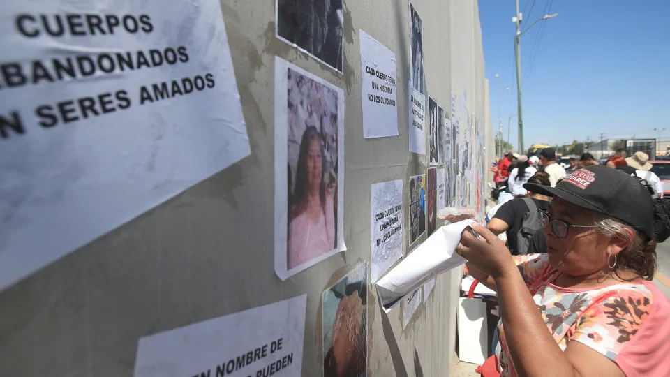 México enterra 117 corpos não identificados junto à fronteira com EUA México enterra 117 corpos não identificados junto à fronteira com EUA