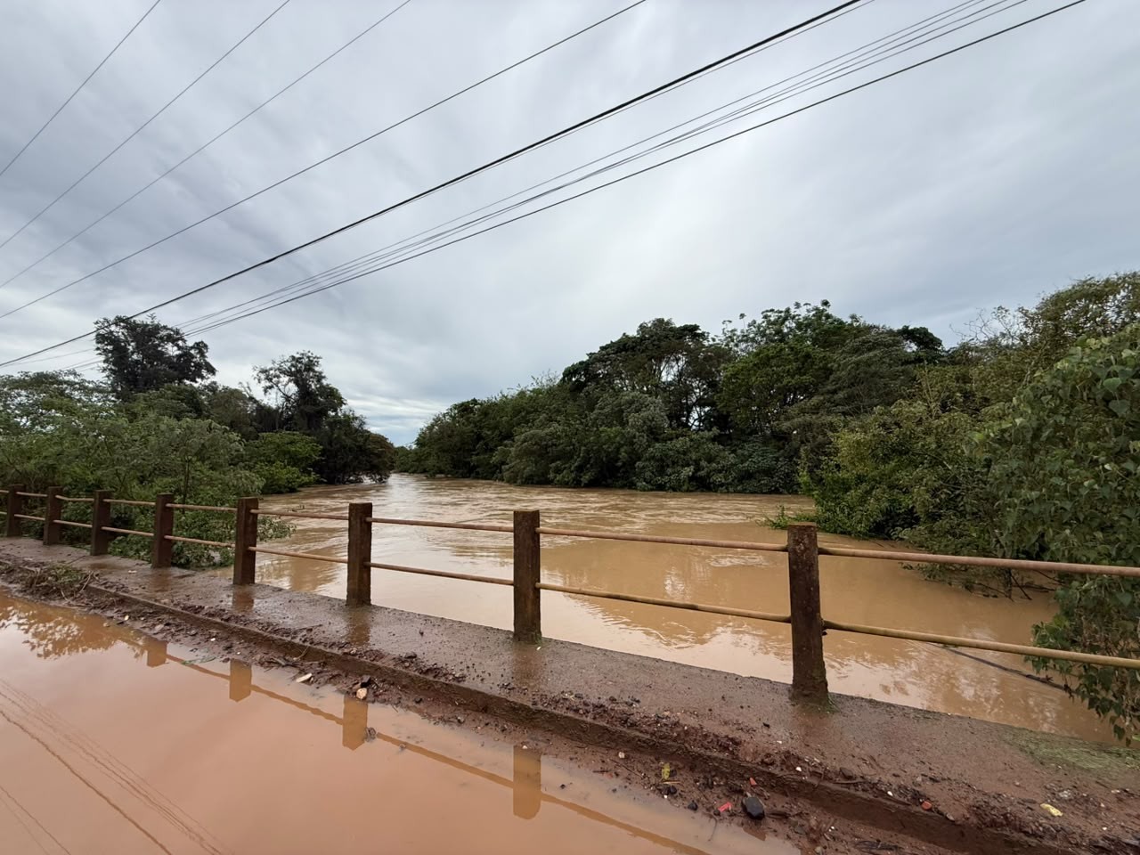 Nível do rio volta a subir e número de famílias desabrigadas chega a 15 em Capivari Nível do rio volta a subir e número de famílias desabrigadas chega a 15 em Capivari