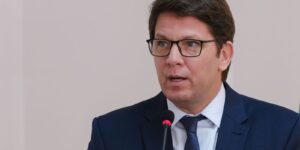 Dino aponta indícios de liderança de Mário Frias em desvio de emendas