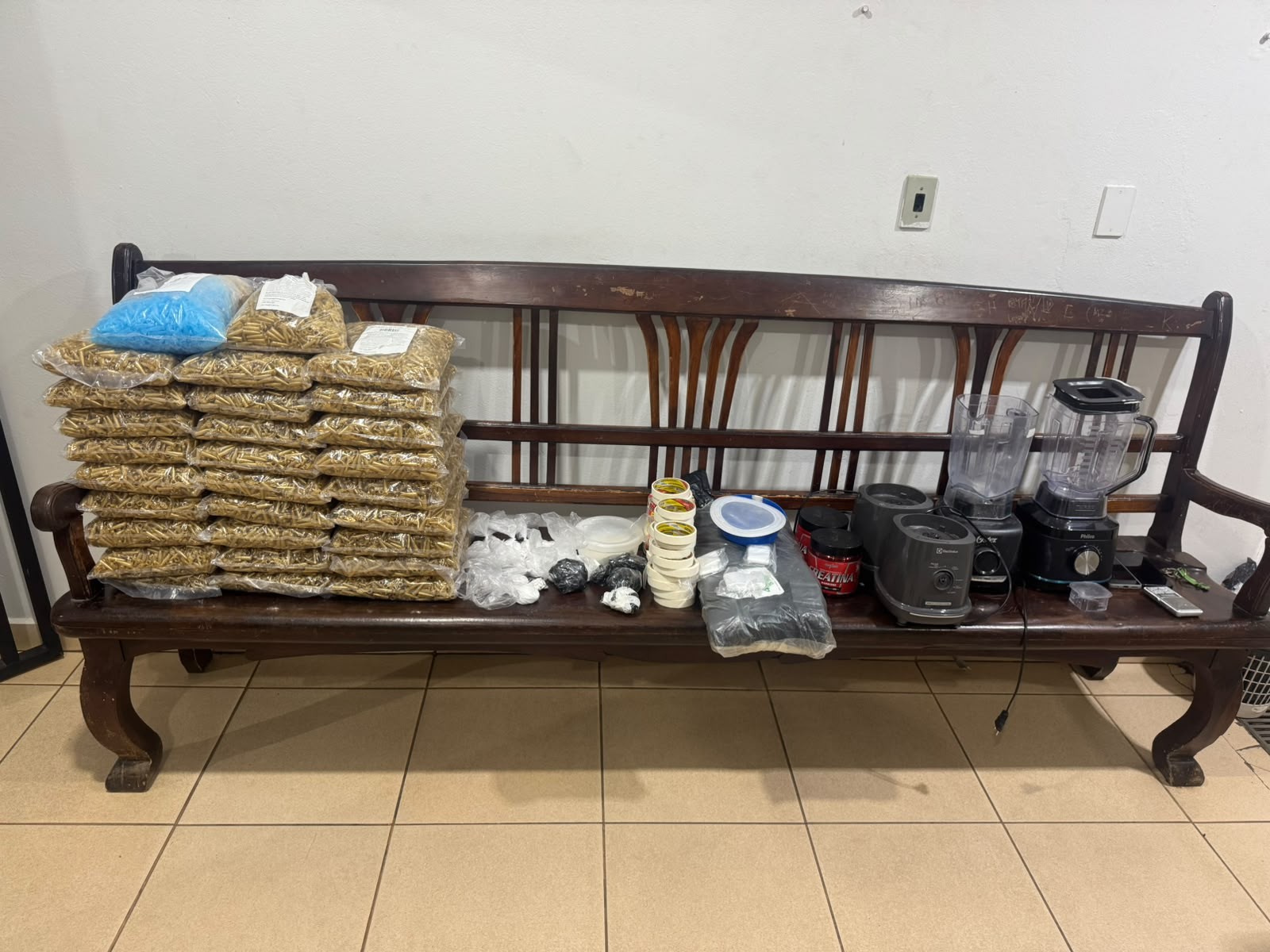 Suspeito de 'disk drogas' é preso com cocaína e 28 mil pinos vazios no interior de SP