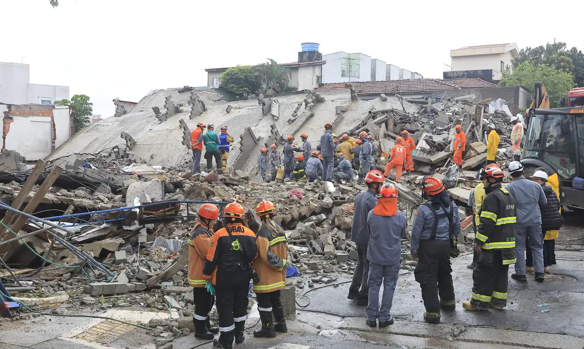 Chuvas deixam ao menos oito mortos na Grande São Paulo Chuvas deixam ao menos oito mortos na Grande São Paulo