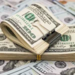 Dólar sobe com avanço do petróleo e cenário político em foco; Bolsa cai
