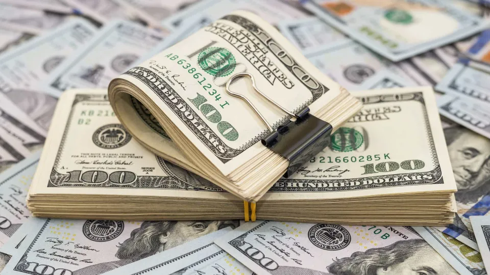 Dólar sobe com avanço do petróleo e cenário político em foco; Bolsa cai Dólar sobe com avanço do petróleo e cenário político em foco; Bolsa cai