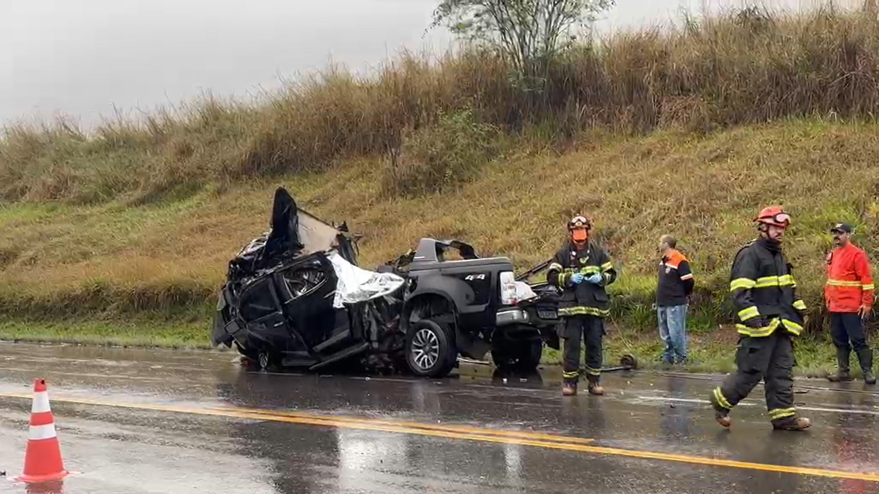 Casal morre em acidente entre caminhonete e carreta em Limeira Casal morre em acidente entre caminhonete e carreta em Limeira