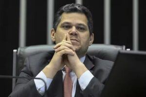 Indulto a Bolsonaro: Alcolumbre propõe e direita recusa