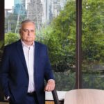 Vice de Flávio Bolsonaro aciona Justiça contra Manuela