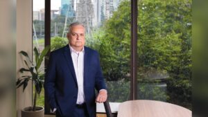 Vice de Flávio Bolsonaro aciona Justiça contra Manuela