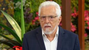 Carlos Alberto de Nóbrega recebe marcapasso aos 90 anos