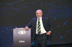 Debate na Band: Lula desafia Flávio a abrir sigilos
