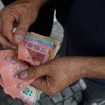 Euro cai a mínimos frente ao dólar e à libra