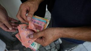 Euro cai a mínimos frente ao dólar e à libra