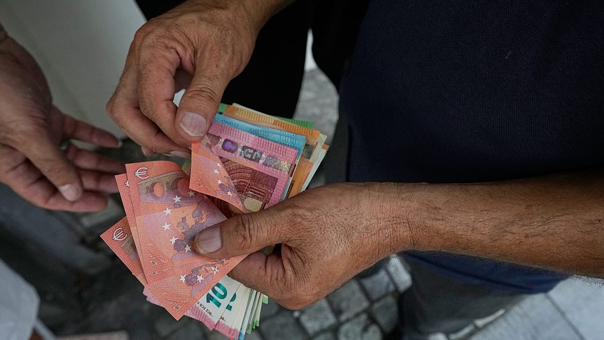 Euro cai a mínimos frente ao dólar e à libra Euro cai a mínimos frente ao dólar e à libra