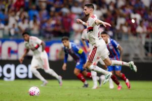 Flamengo atropela Bahia e reassume liderança do Brasileirão