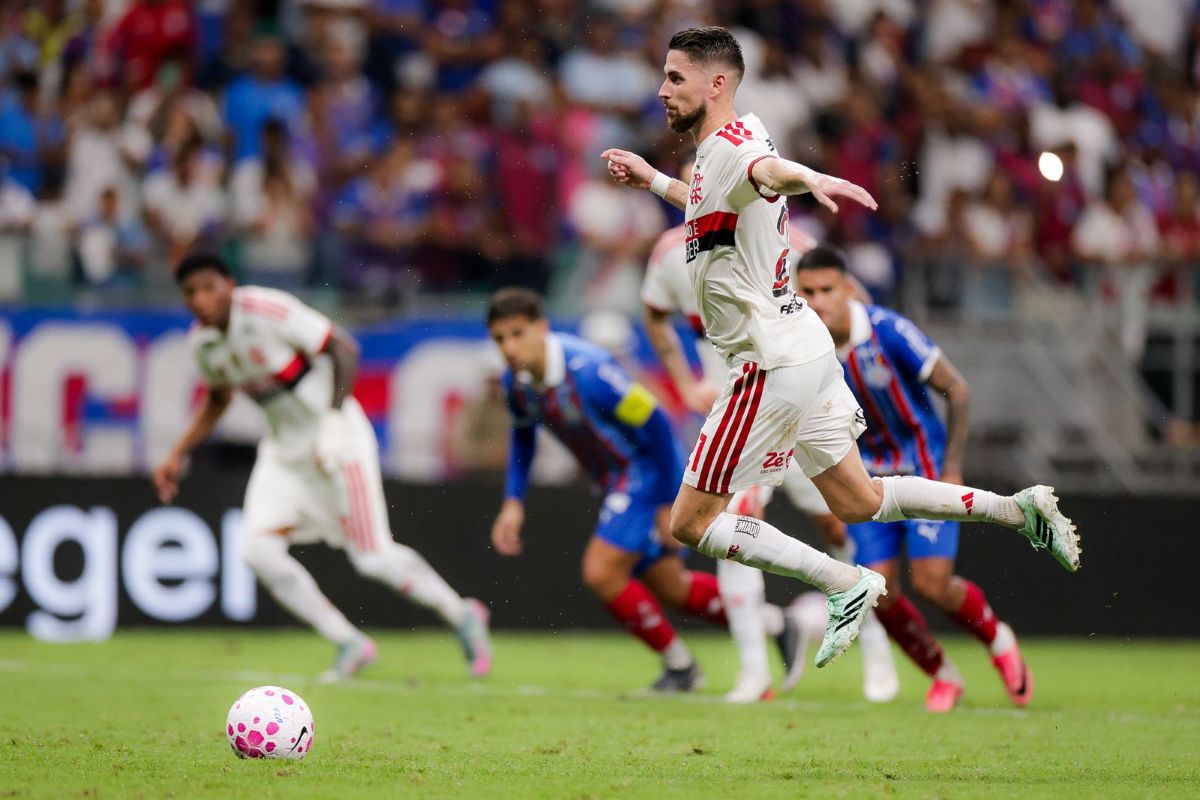 Flamengo atropela Bahia e reassume liderança do Brasileirão