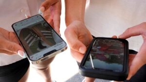 Grécia proíbe redes sociais para menores de 15 anos